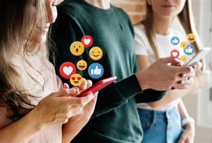 Όρια ηλικίας στα social media: Τι δείχνουν οι έρευνες για τα παιδιά